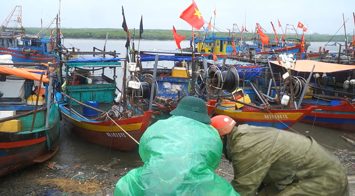 Người dân miền Trung cấp tập đưa tàu thuyền vào bờ tránh bão