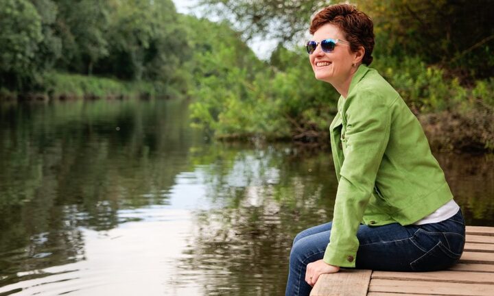 Tại sao trời mát vẫn nên đeo kính râm?