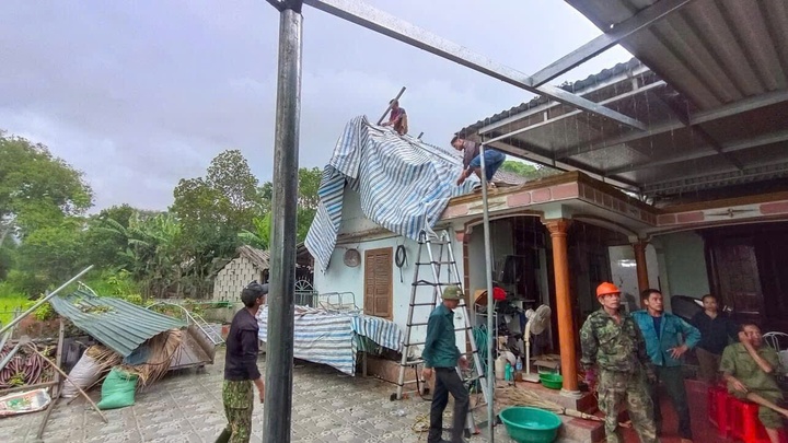 Lốc xoáy làm cây ngã đổ, nhà dân ở Hà Tĩnh bị tốc mái