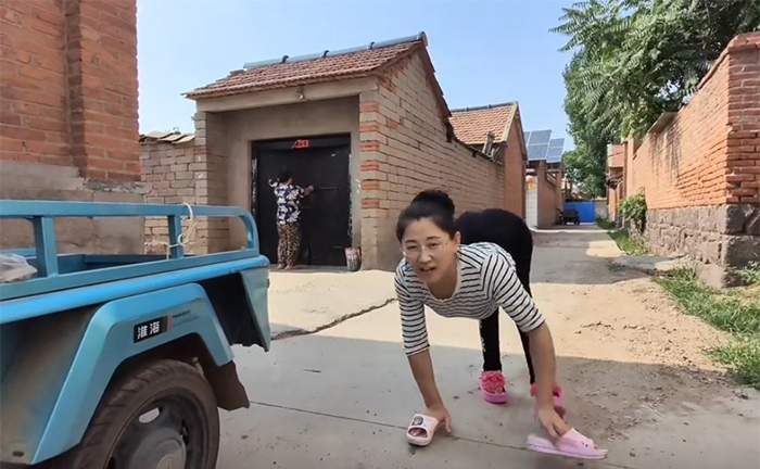 'Bà mẹ 4 chân' quyết cãi lời bác sỹ để sinh con, nhìn thành quả ai cũng bất ngờ