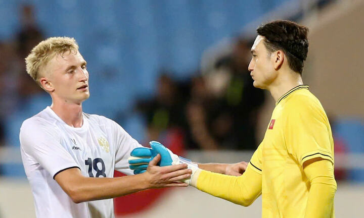 Mặt cỏ sân Mỹ Đình khiến Văn Lâm mắc sai lầm ngớ ngẩn?