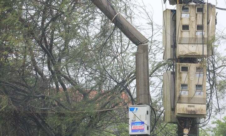 Siêu bão Yagi quật ngã đường dây, hàng trăm nghìn người chịu cảnh mất điện