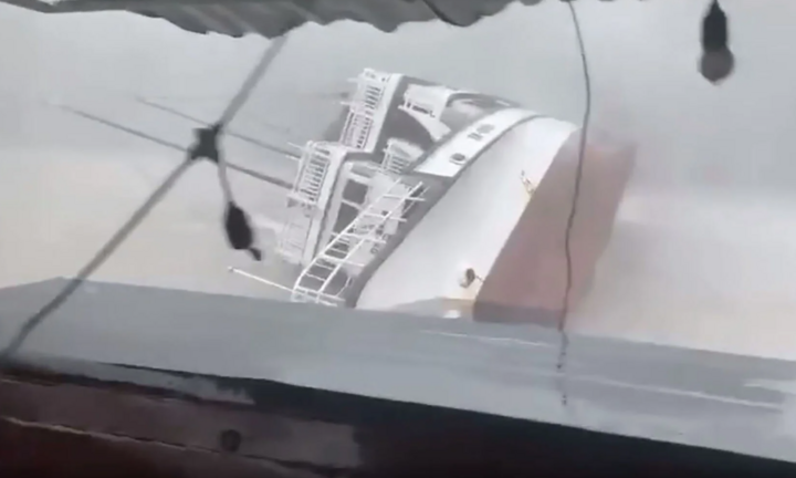 Tan hoang cảnh nhà bay nóc, thuyền chìm ở Quảng Ninh khi siêu bão Yagi đổ bộ