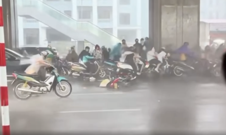 Gió mạnh cấp 6-7 và mưa lớn, người dân Hà Nội không thể di chuyển trên đường