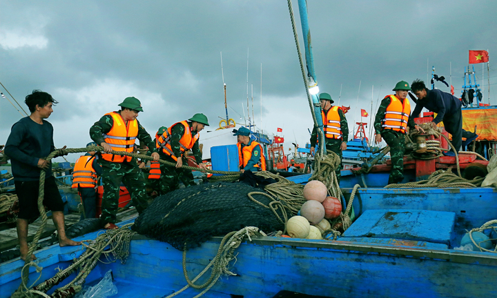 Lực lượng quân đội cả nước cùng dân ứng phó siêu bão Yagi