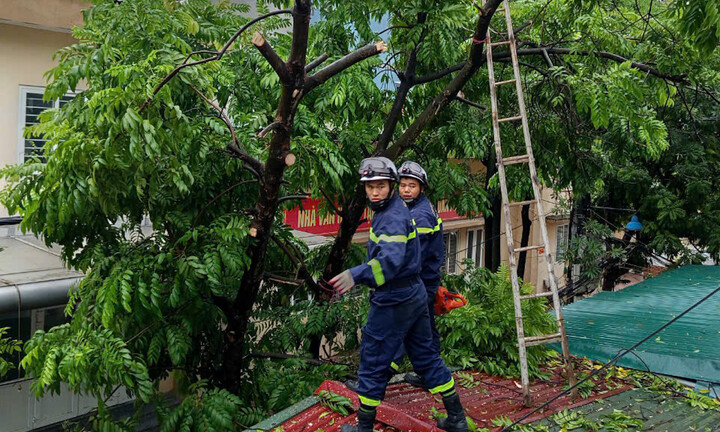 Công an Hà Nội nhận hơn 70 tin báo cứu nạn cứu hộ do mưa bão