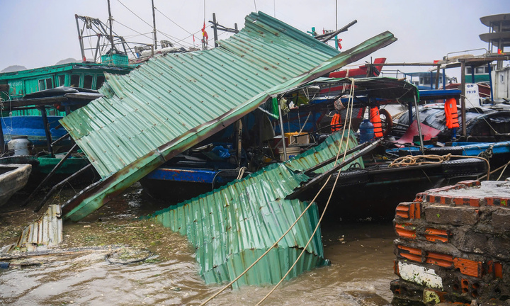 Dân Quảng Ninh kể lại phút kinh hoàng bão Yagi quét qua 'mái tôn ầm ập bay như diều'
