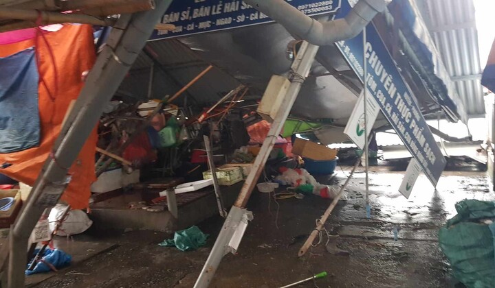 Chợ Hà Nội đổ nát, hoang tàn sau bão Yagi, người dân 'méo mặt' vì thiếu hàng