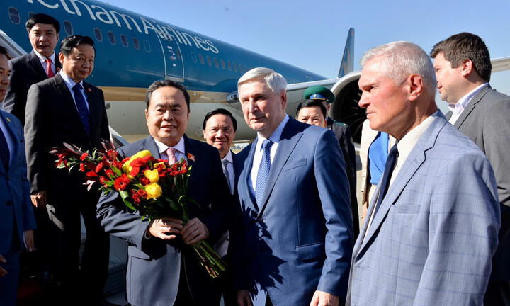 Chủ tịch Quốc hội đến Moskva, bắt đầu chuyến thăm chính thức Liên bang Nga