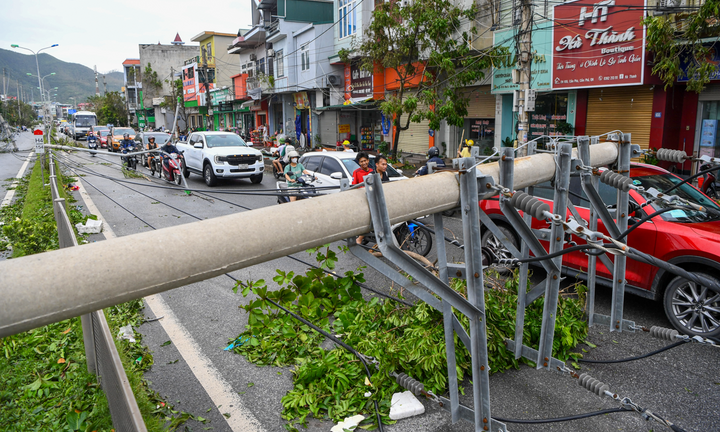 Cột điện gãy đổ nằm la liệt ở TP Cẩm Phả sau siêu bão Yagi