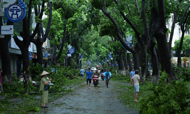 Phố phường Hà Nội tan hoang sau một đêm bão Yagi càn quét