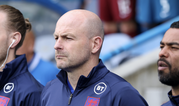 HLV tuyển Anh không hát quốc ca