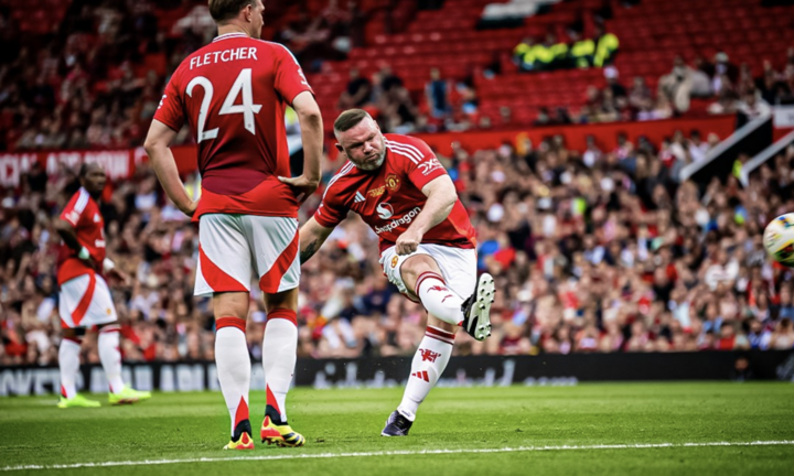 Cận cảnh Rooney đá phạt thành bàn, tái hiện khoảnh khắc ra mắt Man Utd