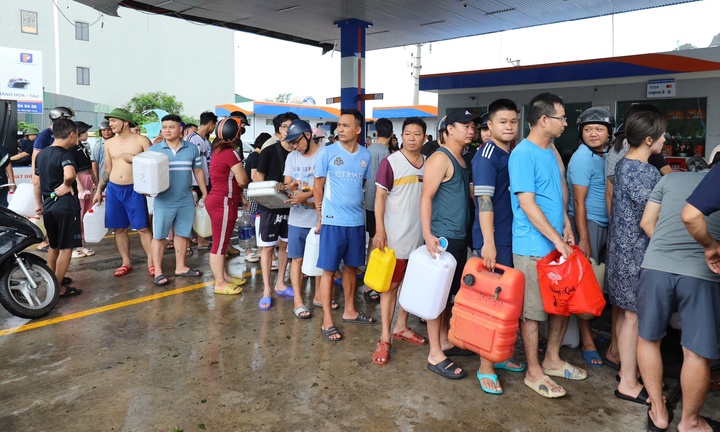 Hạ Long: Khách xếp hàng cả tiếng chờ mua xăng để chạy máy phát điện