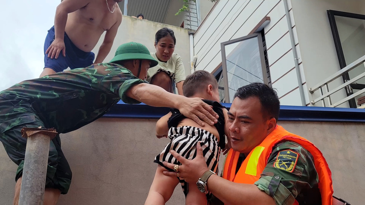 Dân bị cô lập trong lũ, công an, quân đội đi xuồng, trèo tường giải cứu 