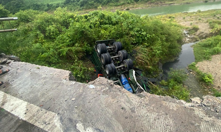 Xe chở than đâm gãy thành cầu lao xuống vực, tài xế tử nạn