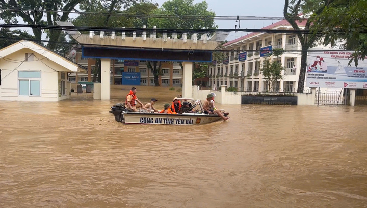 Nước lũ dâng cao, hàng nghìn ngôi nhà ở Yên Bái chìm trong biển nước 