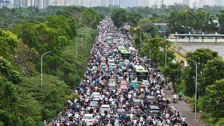 Đại lộ Thăng Long ùn tắc nghiêm trọng, đi làm từ 7h sáng vẫn không tránh được