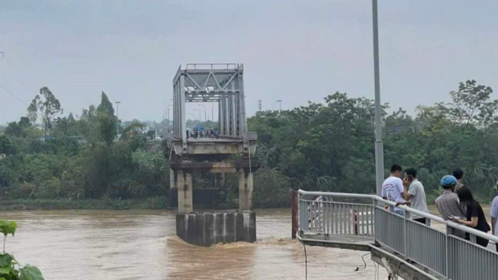 Sập cầu Phong Châu tại Phú Thọ, người và xe rơi xuống sông