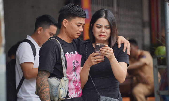 Sập cầu Phong Châu: Đỏ mắt ngóng tin người thân dưới dòng nước chảy xiết 