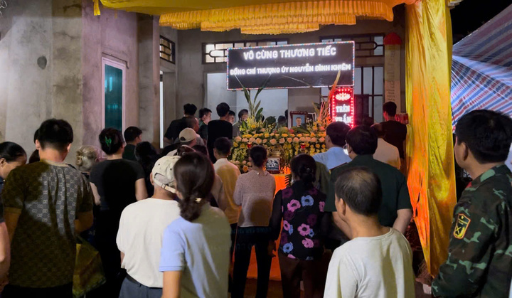 Xúc động hình ảnh quê nhà đón thi thể Thượng úy 27 tuổi hy sinh khi chống bão