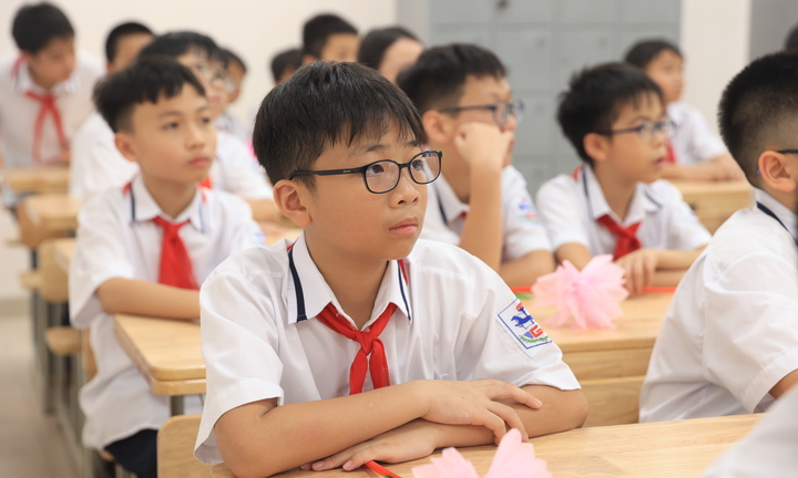 Hà Nội cảnh báo mưa lũ, nhiều trường cho học sinh về sớm, học online