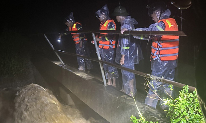 Ô tô lao xuống suối ở Hòa Bình, đại úy quân đội tử vong