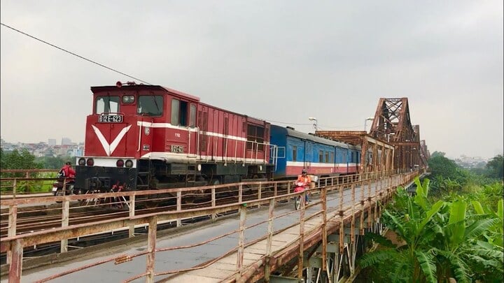 Nước sông Hồng dâng cao uy hiếp an toàn, tàu qua cầu Long Biên phải dừng chạy
