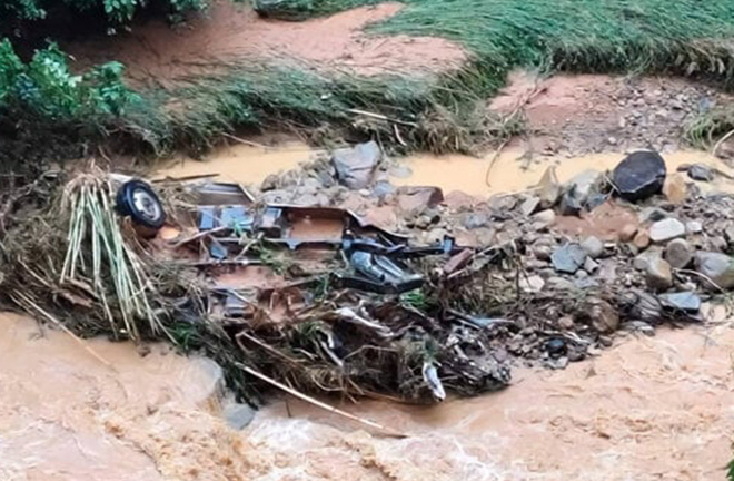 Lực lượng cứu hộ tiếp cận hiện trường vụ nhiều xe rơi xuống suối ở Cao Bằng