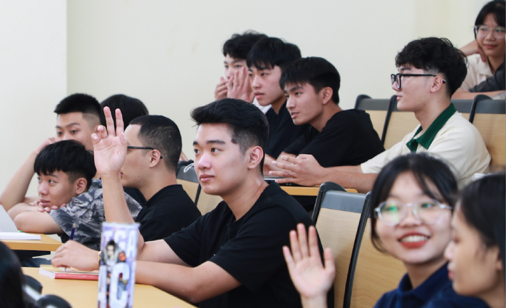 Loạt trường đại học cho sinh viên học online do mưa lũ