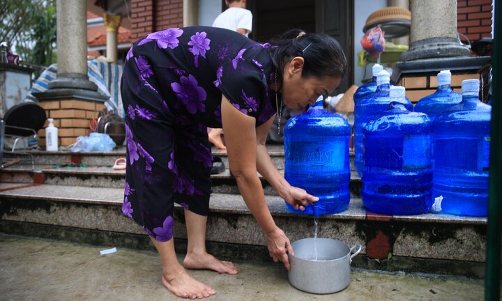 Tích trữ 20 bình nước để 'sống chung với lũ'