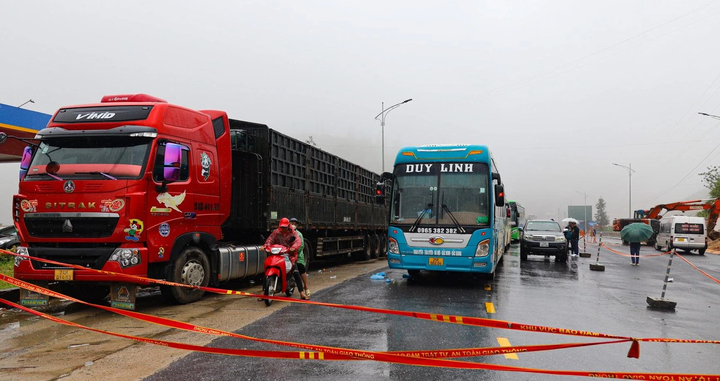 Quốc lộ 4D ách tắc do sạt lở, hàng dài ô tô ‘chôn chân’ 12 tiếng ở Lào Cai