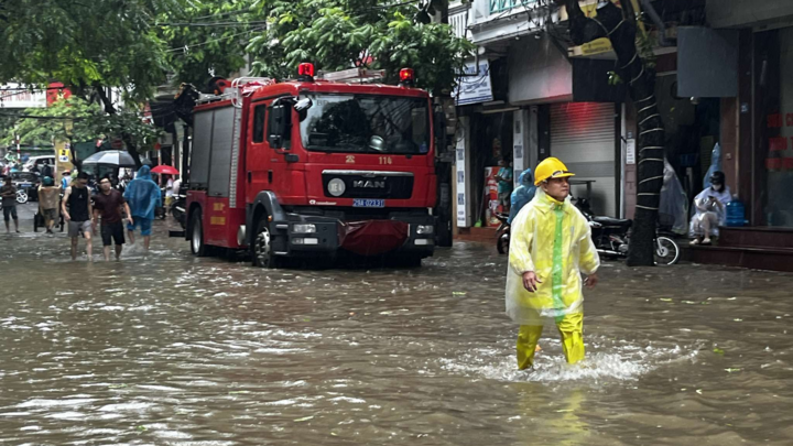 Trực tiếp: Nước sông Hồng gần mức báo động 3, phường Phúc Xá, Hà Nội ngập sâu