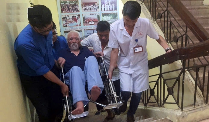 Hà Nội sơ tán khẩn cấp hàng nghìn người dân ngoài đê cạnh cầu Long Biên
