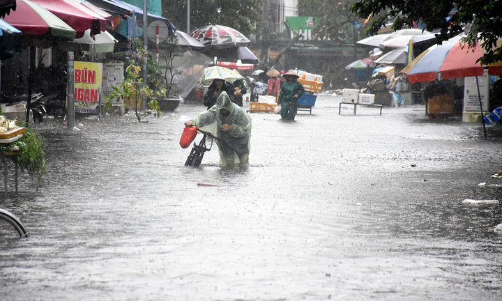 Hải Phòng ngập tứ bề, loạt xe chết máy, tiểu thương kê cao đồ tránh biển nước