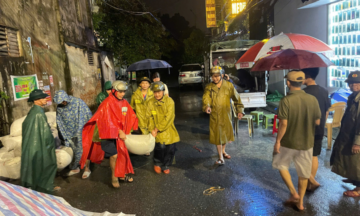 Người dân Hà Nam dựng 'lũy' ngăn nước lũ giữa đêm