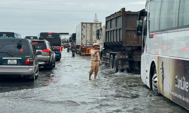 Cao tốc Pháp Vân ngập sâu, CSGT khuyến cáo ô tô dưới 10 chỗ quay đầu