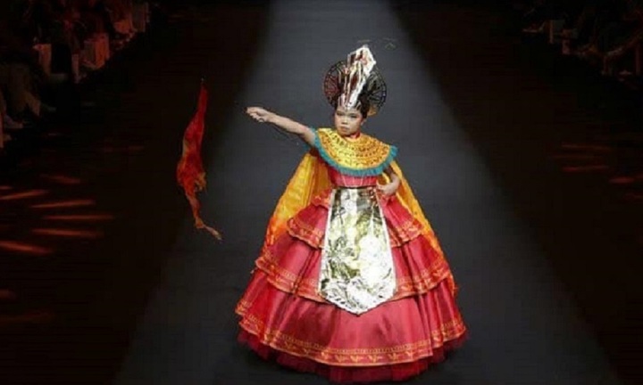 Mẫu nhí 10 tuổi gây chú ý tại Tuần lễ Thời trang Trung Quốc 2024