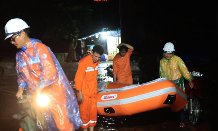Đêm trắng giữa vùng 'rốn lũ' Chương Mỹ, Hà Nội