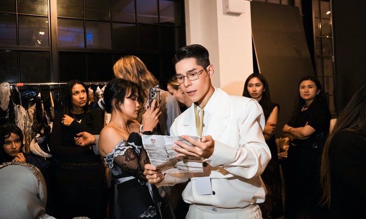 Nguyễn Hưng Phúc làm đạo diễn catwalk ở New York Fashion Week