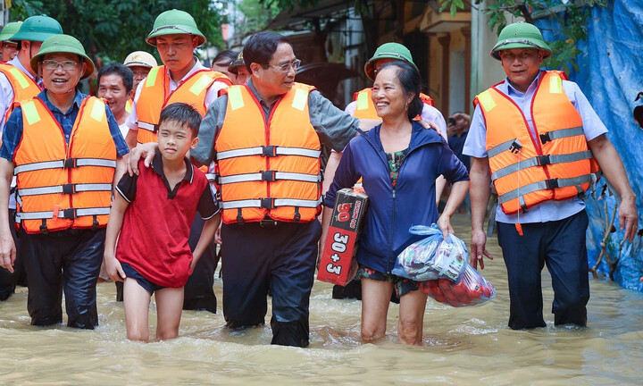 Thủ tướng: Mỗi người làm việc bằng hai vì Nhân dân, khắc phục hậu quả mưa lũ