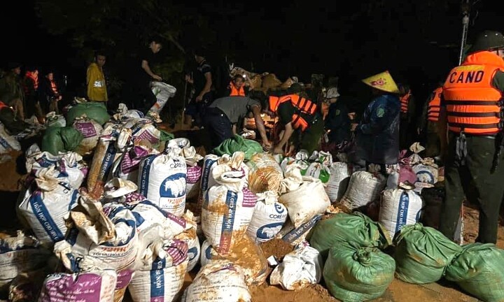 Vỡ đê sông Lô ở Tuyên Quang, di dời khẩn cấp 35 hộ dân ngay trong đêm