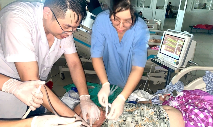 Mất điện trong đêm bão, bác sĩ bóp bóng thay máy thở cứu bệnh nhân