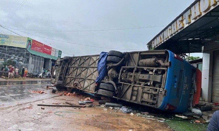 Tin tức tai nạn giao thông mới nhất ngày 12/9: Lật xe giường nằm, 4 người chết