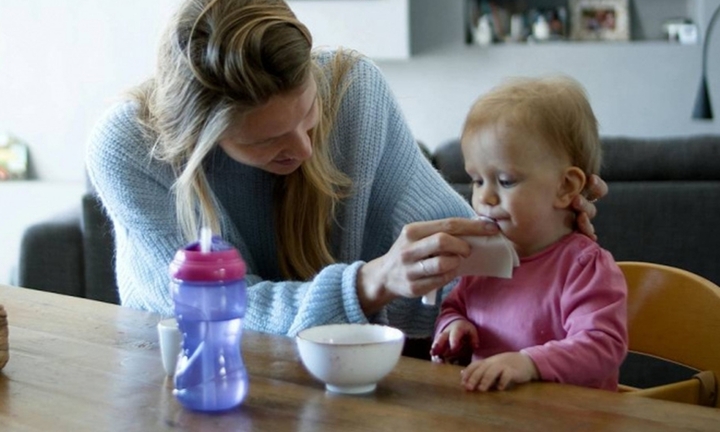 Nhờ chị ruột trông con một ngày, cô gái nổi đóa khi bị tính cả phí toilet, wifi