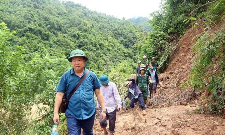 Sạt lở kéo dài hàng trăm mét, nhiều tuyến đường ở Thanh Hóa, Nghệ An ách tắc