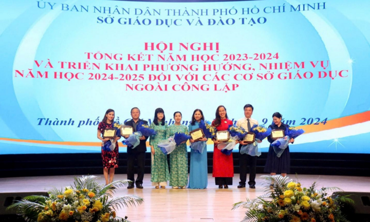 Đạt thành tích xuất sắc, Anh ngữ RES nhận giấy khen từ Sở GD&ĐT TP.HCM