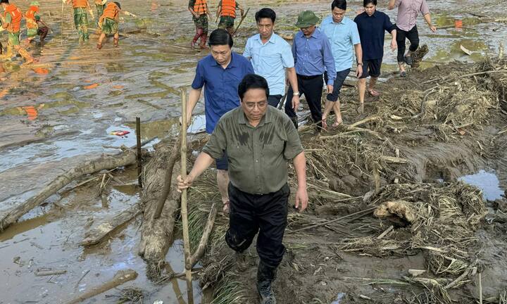 Thủ tướng đến hiện trường sạt lở Làng Nủ, chỉ đạo khôi phục bản trước 31/12