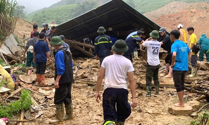 Gần 400 người chia nhiều mũi tìm kiếm 15 người mất tích tại xã Nậm Lúc ở Lào Cai