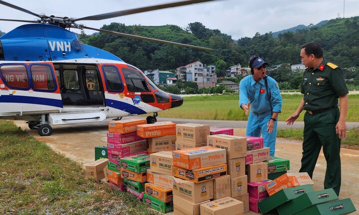 Bên trong một chuyến bay chở hàng cứu trợ từ Hà Nội lên Cao Bằng